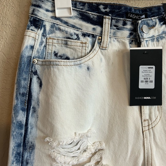 NEW Bleach Blue Wash Distressed Jeans Size 3 from Fashion Nova - Picture 8 of 11
